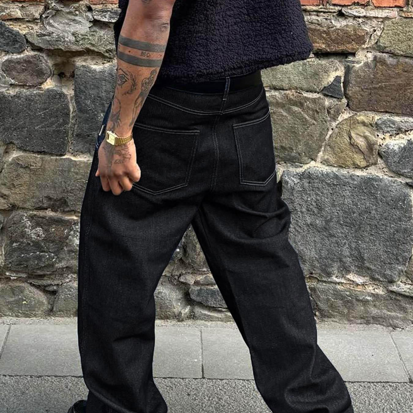 Loose in black